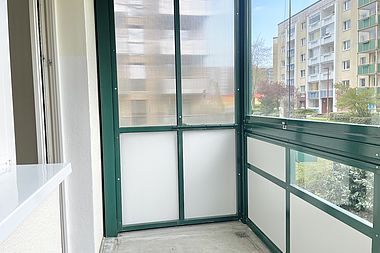 Bild zu 1. Etage! 2-Zimmer-Wohnung mit verglastem Balkon und offener Küche in Rostock-Groß Klein