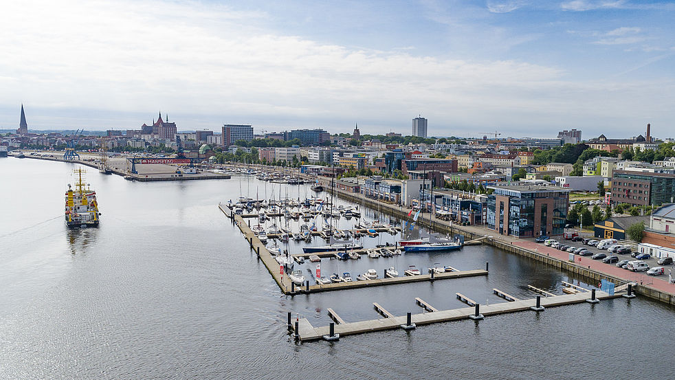 Luftbildaufnahme von einer Marina im Stadthafen Rostock
