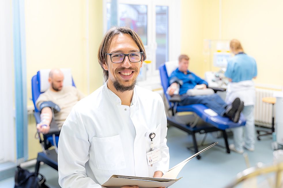 Lukas Borkert, Arzt beim Blutspendedienst der Rostocker Unimedizin