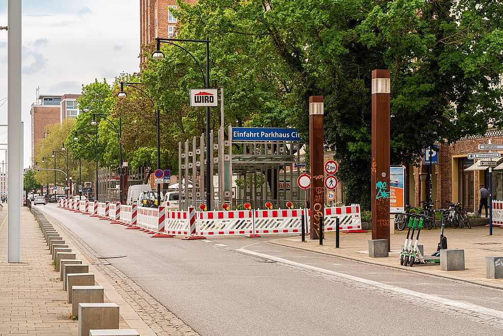 Gesperrte Einfahrt des Parkhaus City in der Langen Straße.