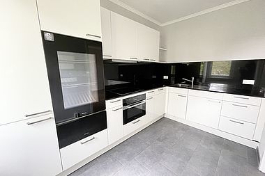 Bild zu Ab sofort! 2-Zimmer-Wohnung mit exklusiver Einbauküche, Westbalkon &  PKW-Stellplatz